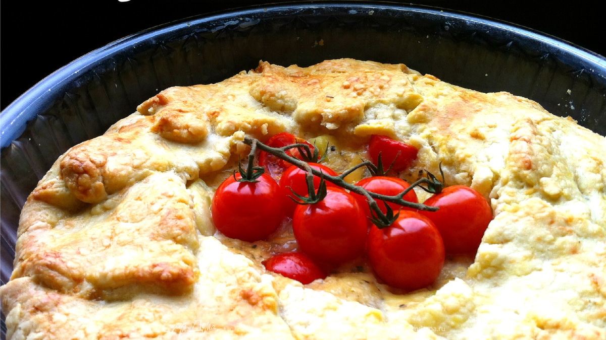 Сырный пирог с кабачками и томатами черри 