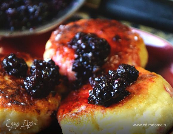 Ванильные сырники с ежевичным соусом