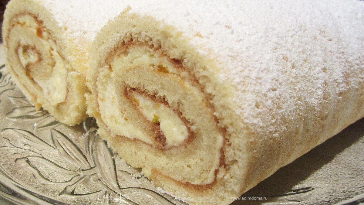 Бисквитный ванильно-абрикосовый рулет
