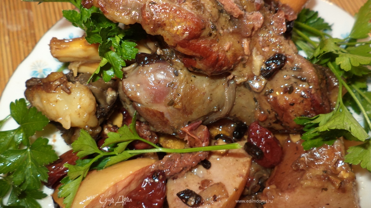 Баранина, тушенная с бальзамом, барбарисом и айвой, в соусе из кизила