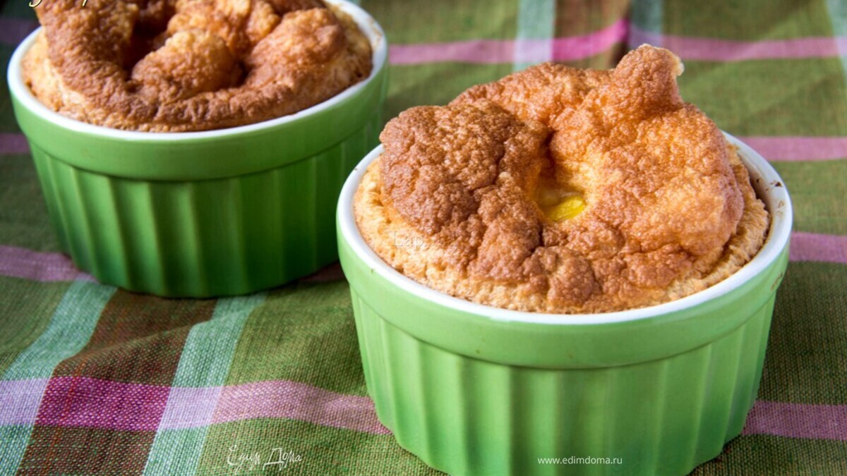 Воздушный омлет с томатами, сыром и колбасками