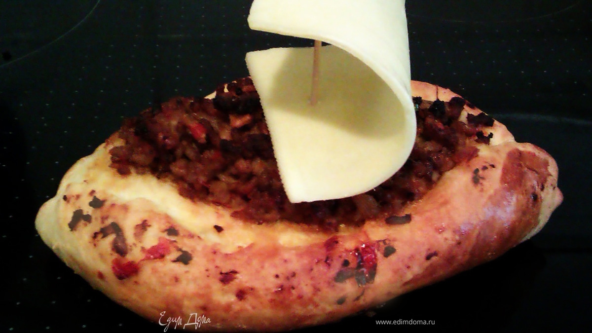 Лодочки-пиде с фаршем, сыром и грибами