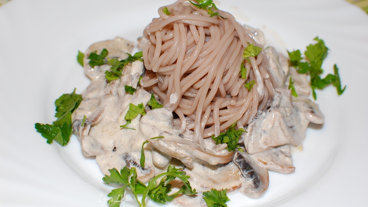 Гречневая лапша со сливочно-грибным соусом (вариант ужина за 20 минут)