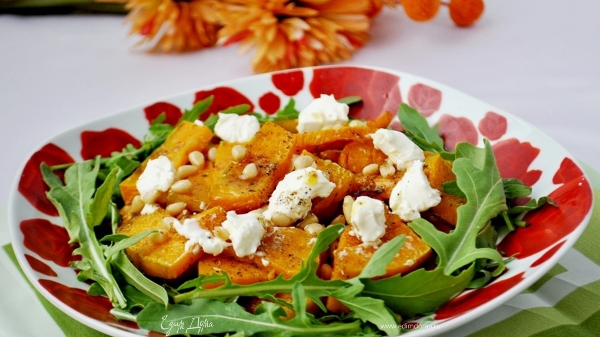Теплый салат с тыквой, руколой и кедровыми орешками