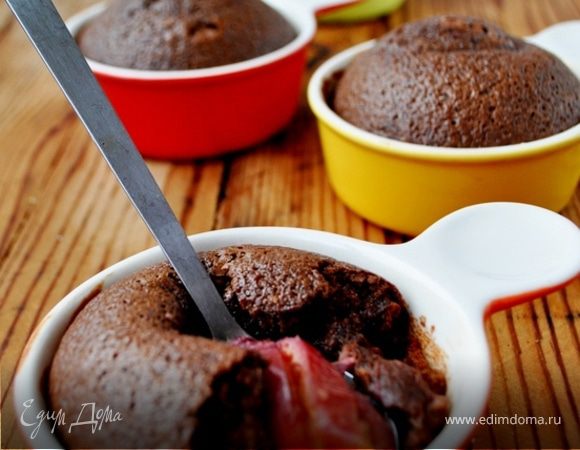 Клафути со сливами и шоколадом