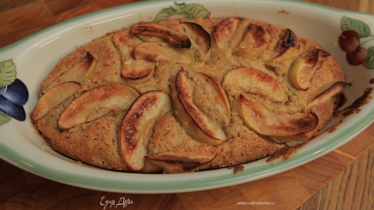 Утренний пирог с яблоками и корицей