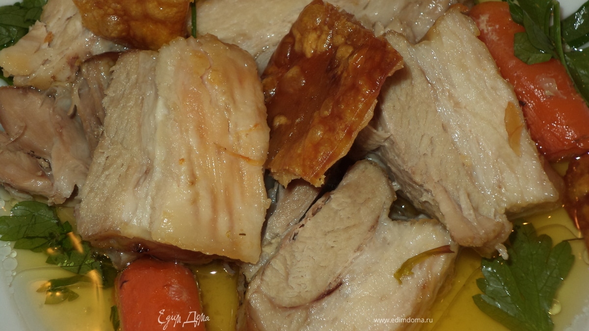 Свинина, томленная с овощами и чипсами из шкурки