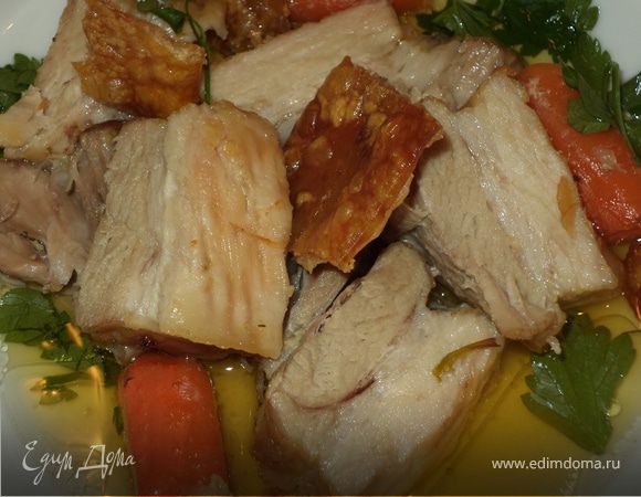 Свинина, томленная с овощами и чипсами из шкурки Свинина, томленная с овощами и чипсами из шкурки