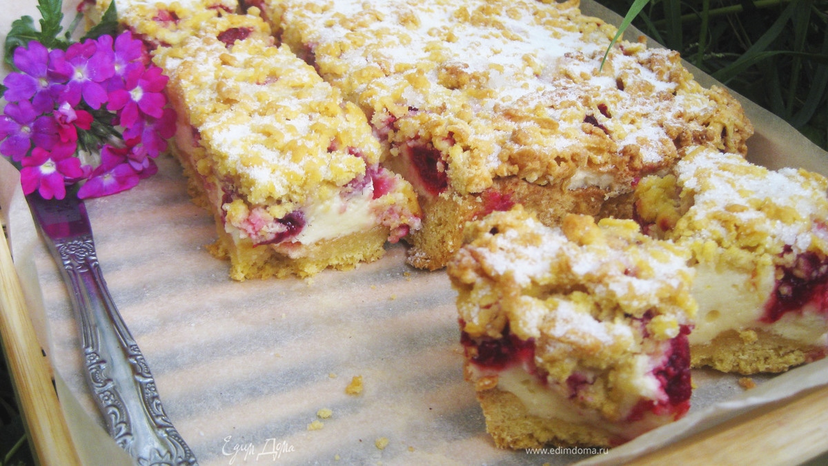 Пирог с малиной под белковым пудингом