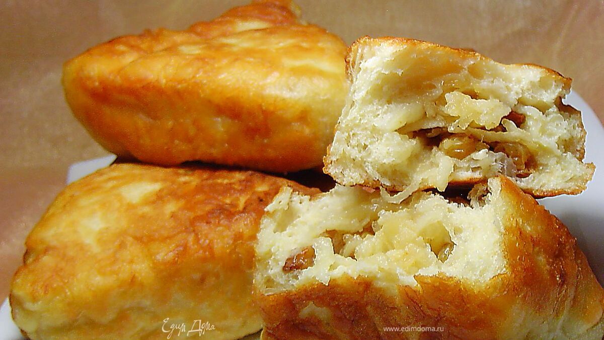 Пирожки с яблоками и изюмом на сковороде