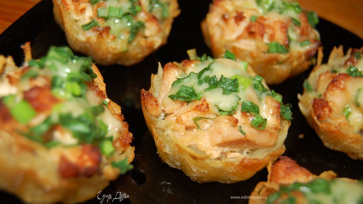 Тарталетки из картофеля с куриным филе под чесночно-сырным соусом