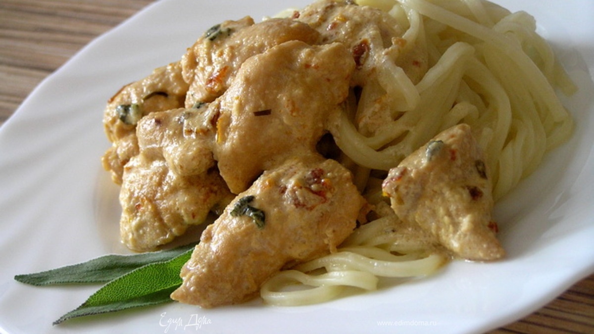 Сливочные куриные грудки с шалфеем и томатами