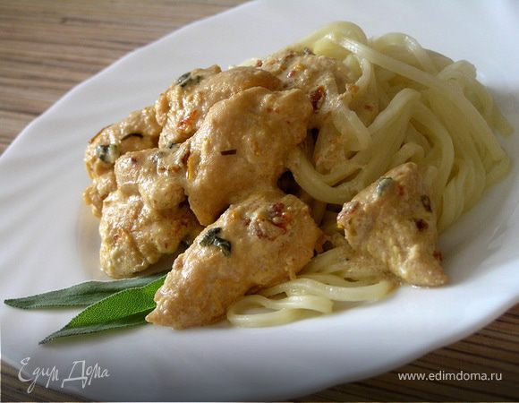 Сливочные куриные грудки с шалфеем и томатами