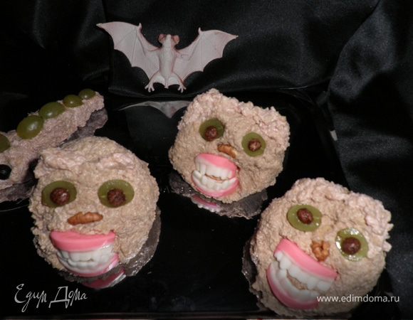 "А, вот и монстры пожаловали на Нalloween..." "А, вот и монстры пожаловали на Нalloween..."