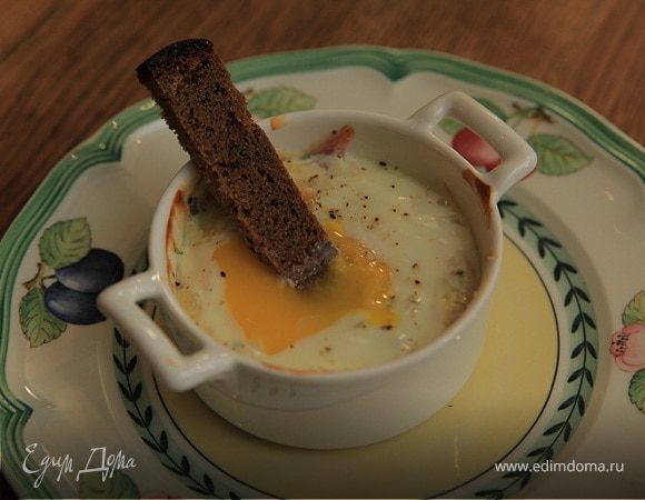 Яйца, запеченные с ветчиной, сыром и травами 