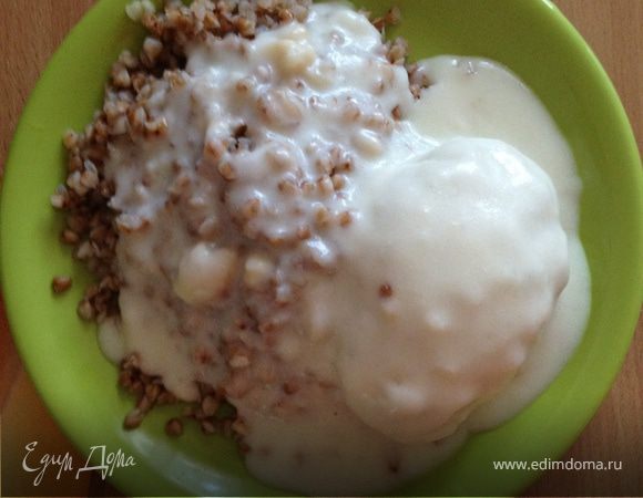 Куриные котлетки с белым соусом и гречкой на пару Куриные котлетки с белым соусом и гречкой на пару