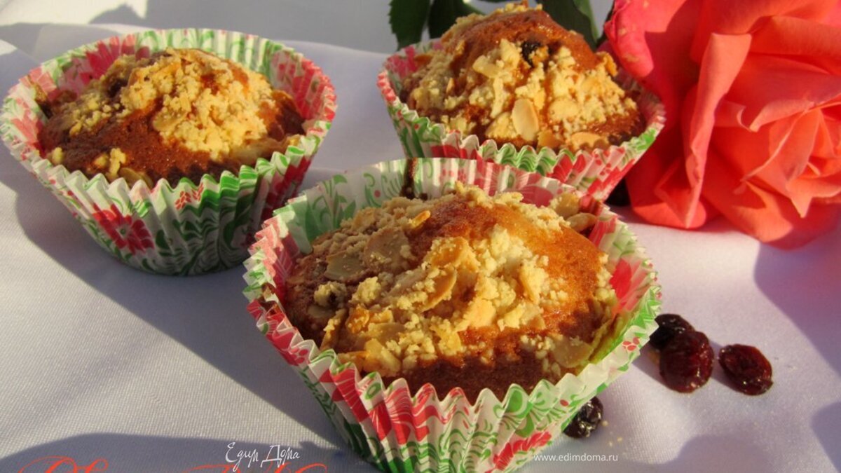 Маффины с клюквой и миндальным штрейзелем