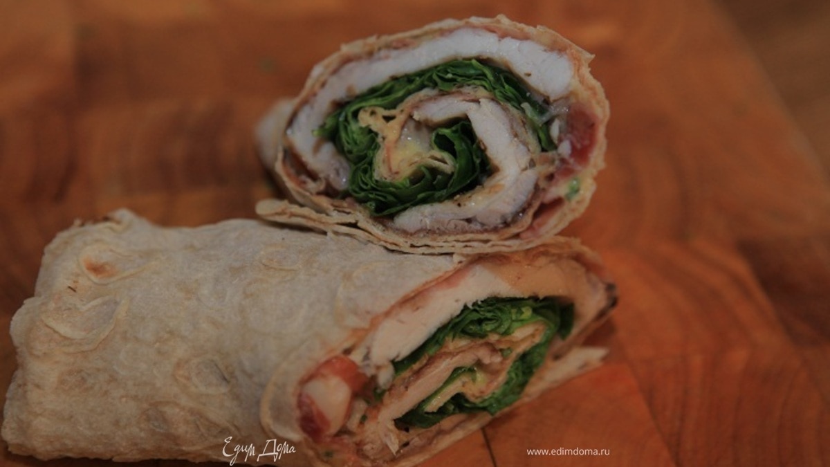 Рулетики из лаваша с курицей, ветчиной и шпинатом 