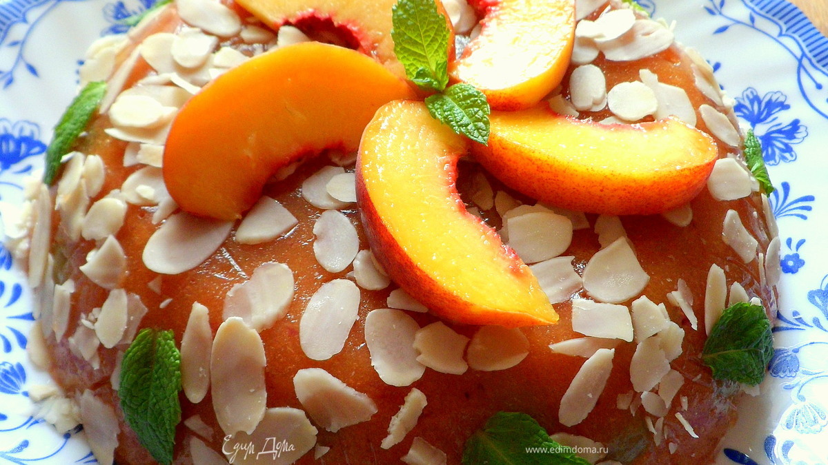 Персиковый мусс-желе с виноградом и лепестками миндаля