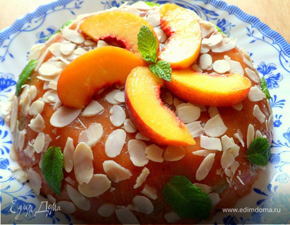 Персиковый мусс-желе с виноградом и лепестками миндаля