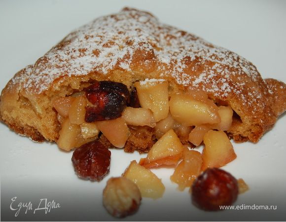 Конвертики из творожного теста с яблоками и фундуком