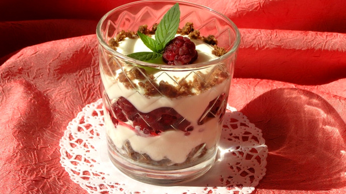 Шоколадно-сливочный десерт с малиной