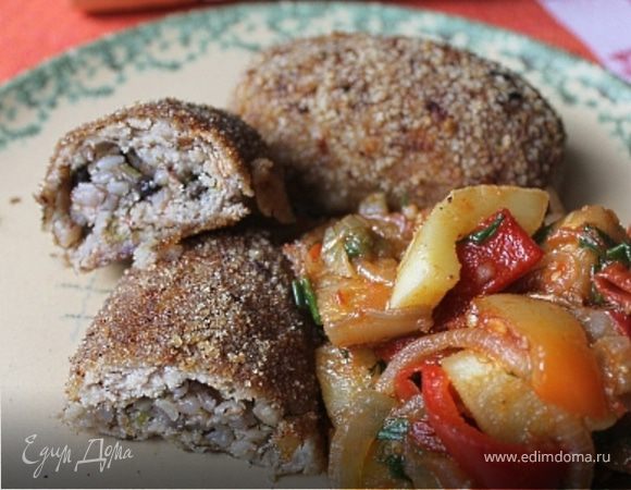 Куриные зразы с грибами и гречкой и овощное соте на гарнир Куриные зразы с грибами и гречкой и овощное соте на гарнир