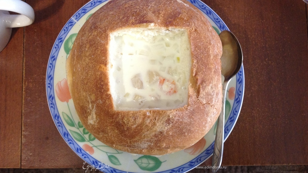 Крем-суп из морепродуктов в хлебе
