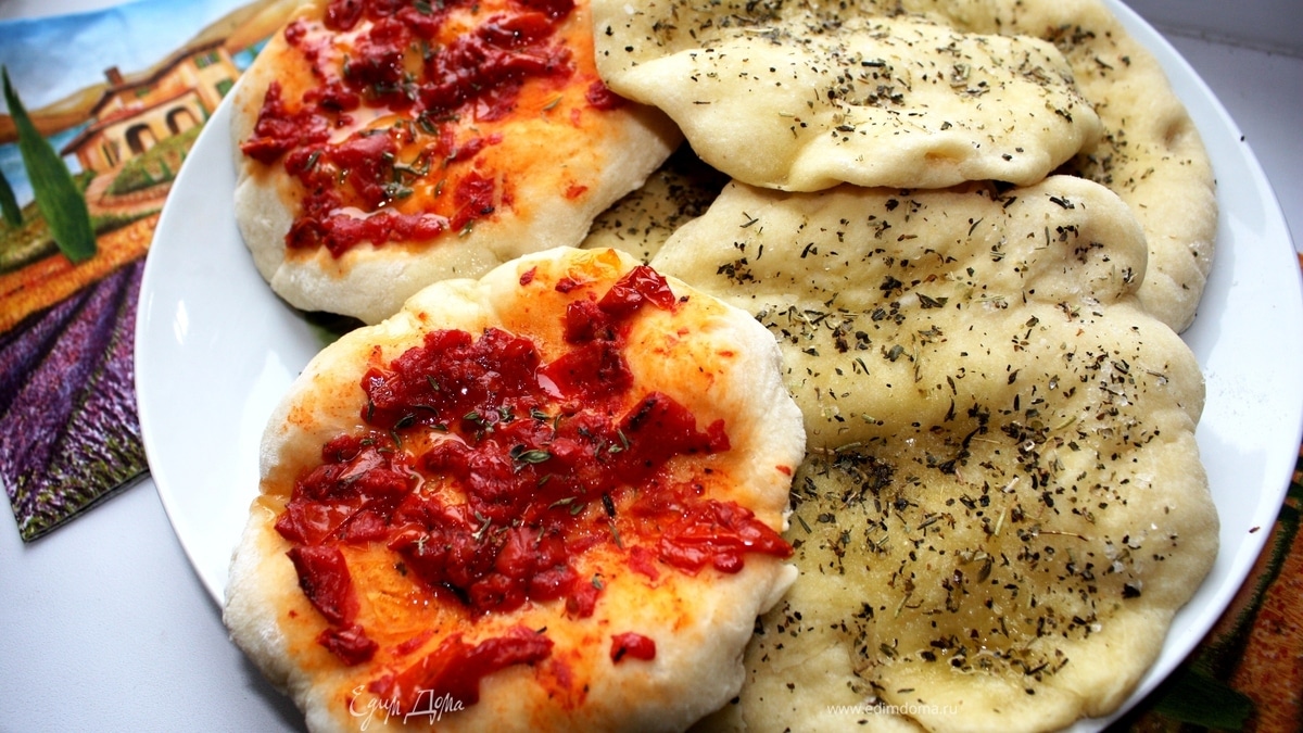 Лепешки-питы с прованскими травами и вялеными помидорами