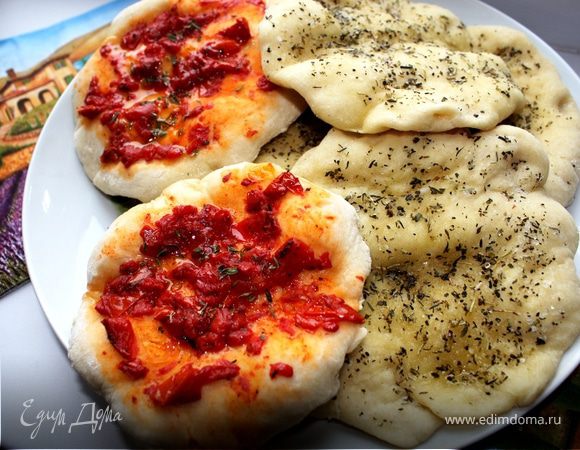 Лепешки-питы с прованскими травами и вялеными помидорами Лепешки-питы с прованскими травами и вялеными помидорами