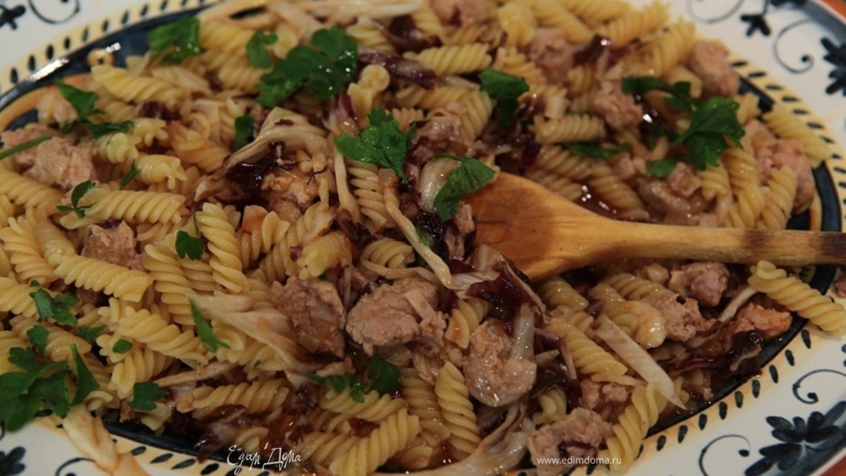 Паста с колбасками и радиккио 