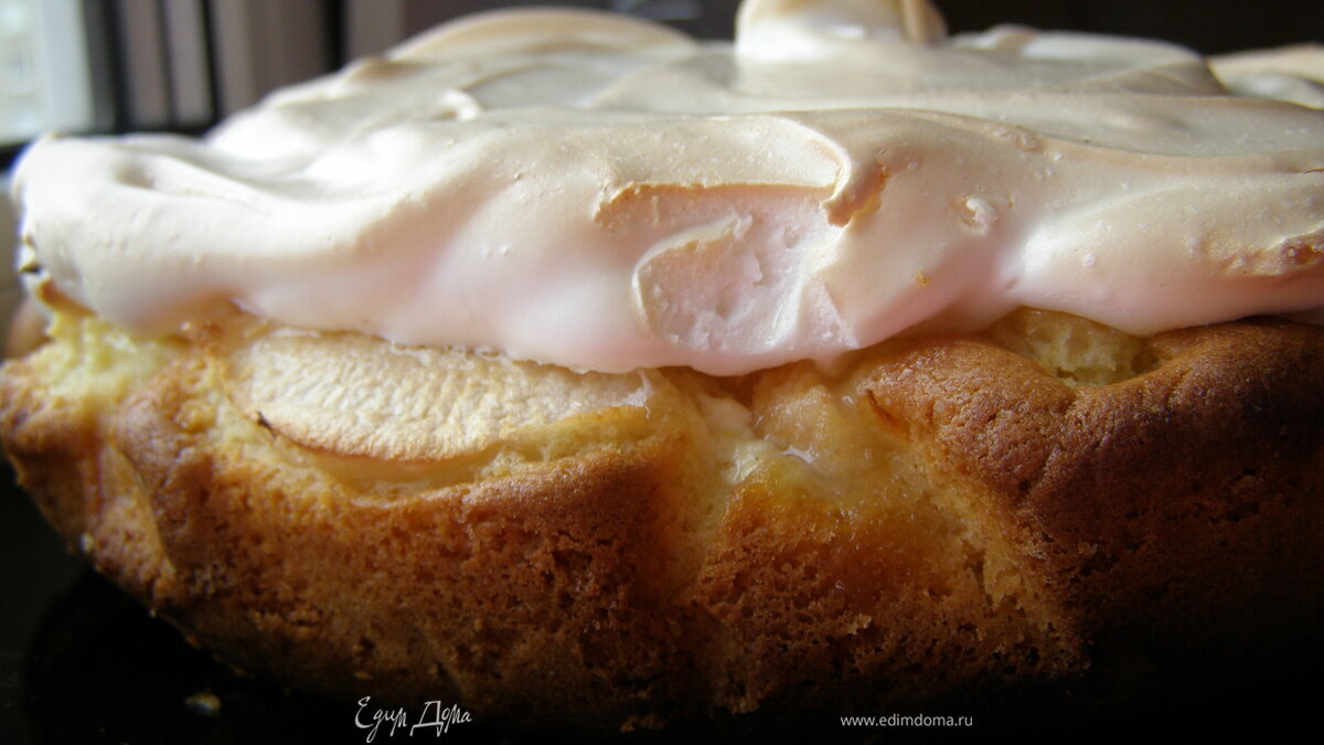 Пирог с творогом, яблоком и нежным суфле