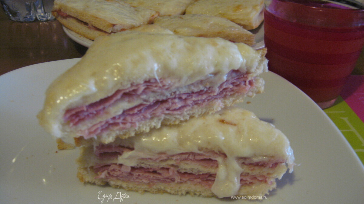 Крок-месье с соусом бешамель