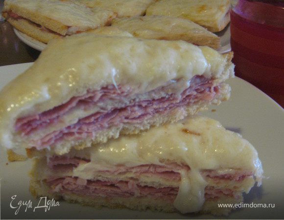 Крок-месье с соусом бешамель