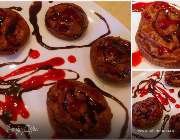 Шоколадные творожники с малиновым соусом и шоколадным топпингом