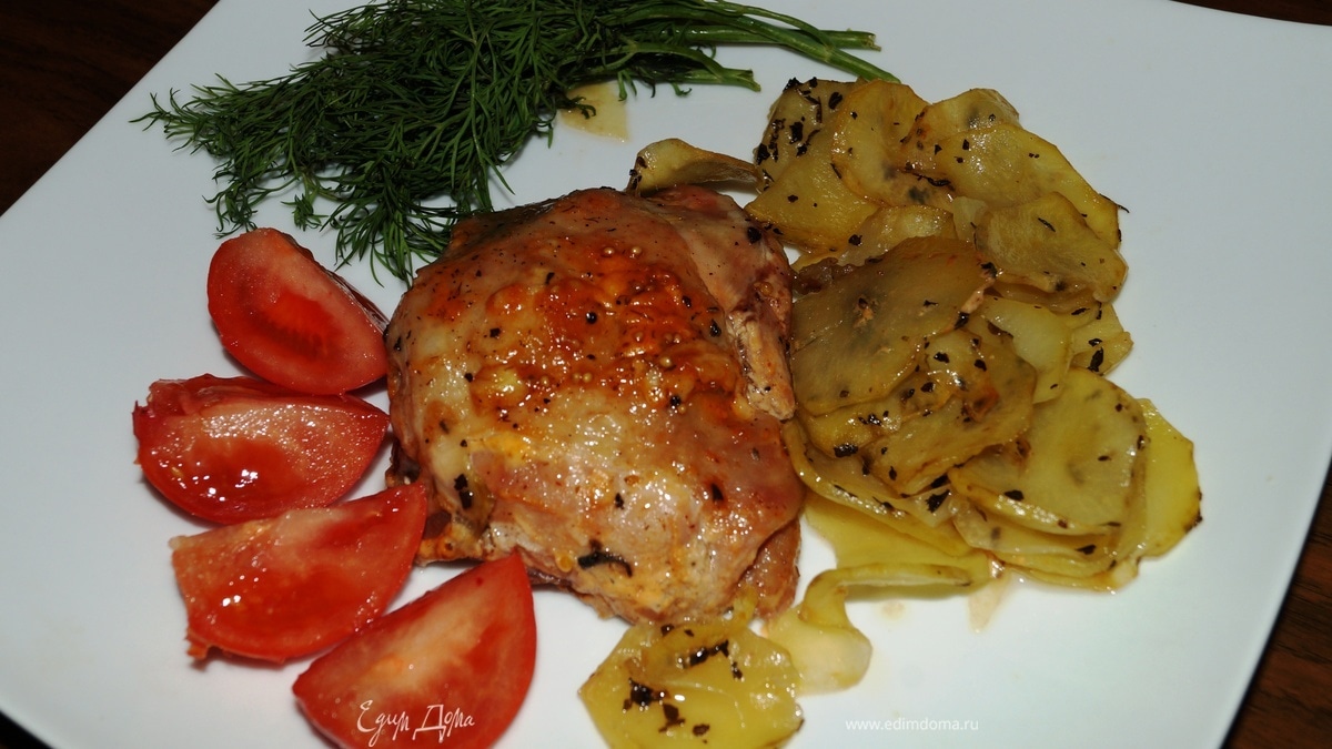 Куриные бедрышки с ароматными картофельными ломтиками