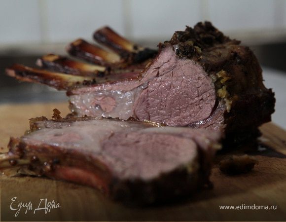 Пряная ягнятина под хлебно-чесночным соусом 