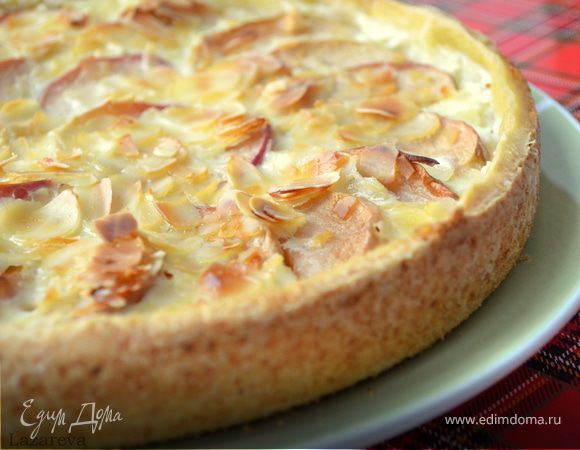 Немецкий яблочный пирог с йогуртом и миндальными лепестками