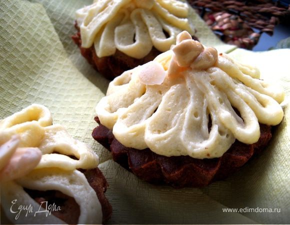 Шоколадно-ореховые капкейки с классической шапочкой Шоколадно-ореховые капкейки с классической шапочкой