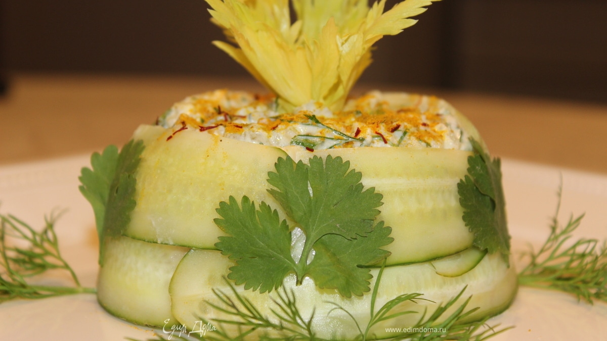 Салат из курицы с сельдереем в огурце