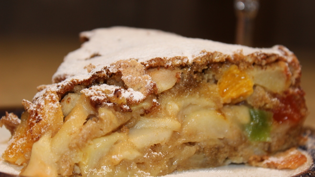 Ржаной яблочный пирог с цукатами