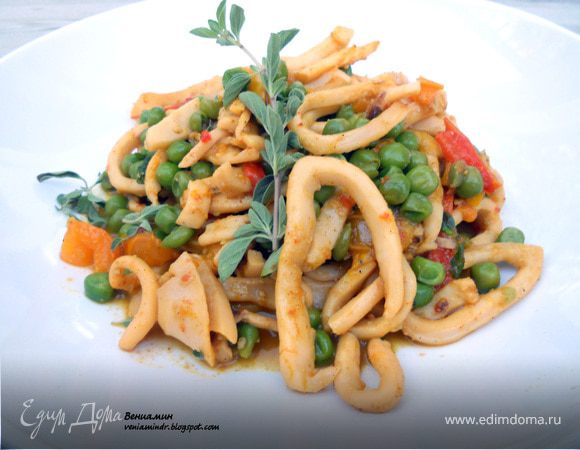 Кальмары со сладким перцем, зеленым горошком и карри