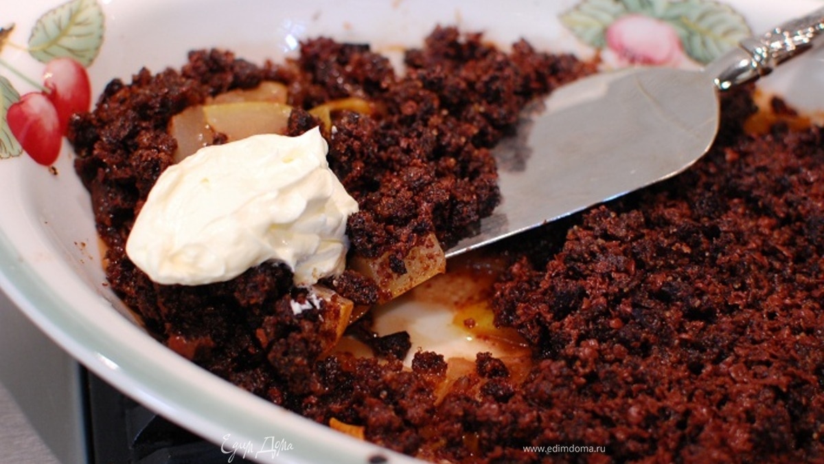 Шоколадный крамбл с грушами