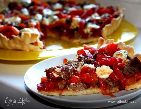 Пирог с вялеными томатами, печеным перцем и ромштексом