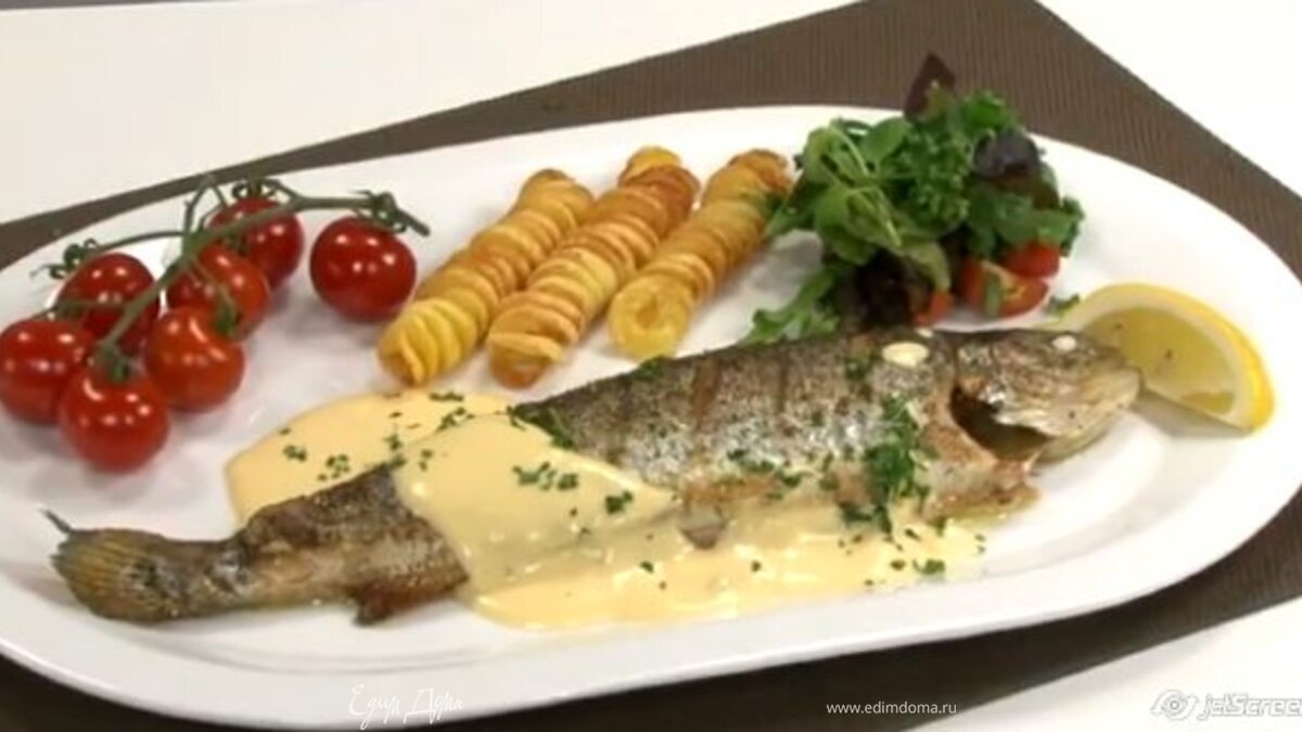 Форель, жаренная на сливочном масле под голландским соусом