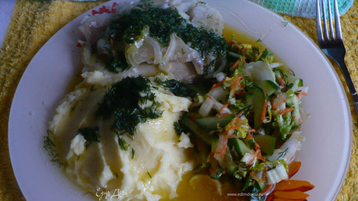 Минтай с картошкой и салатом