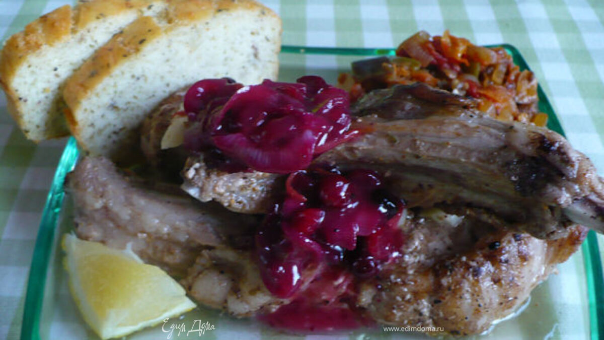 Мясо на косточке и клюквенный соус