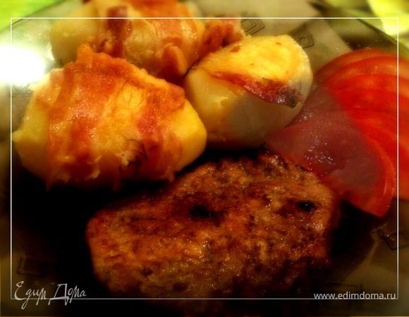 Пряное мясо с запеченным в беконе картофелем