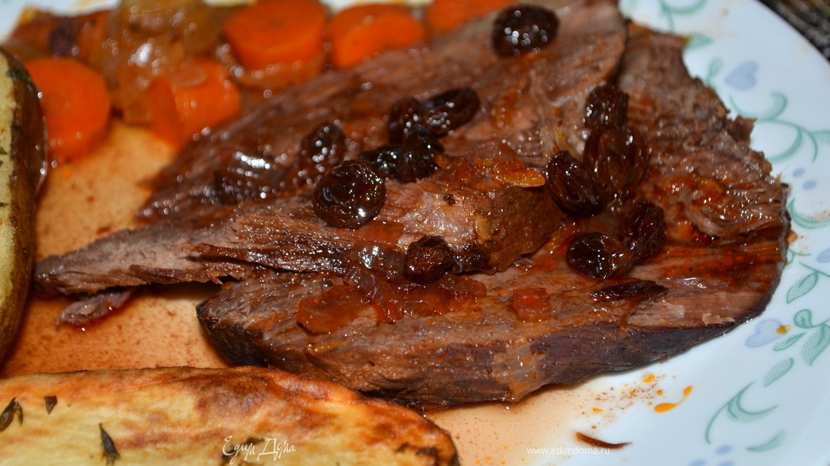 Тушеное мясо по-немецки с подливой из изюма
