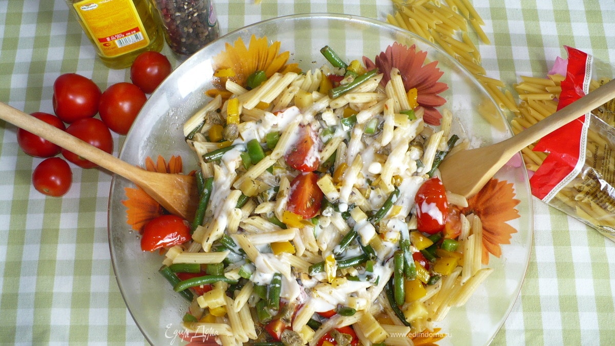 Теплый салат с макаронами и овощами